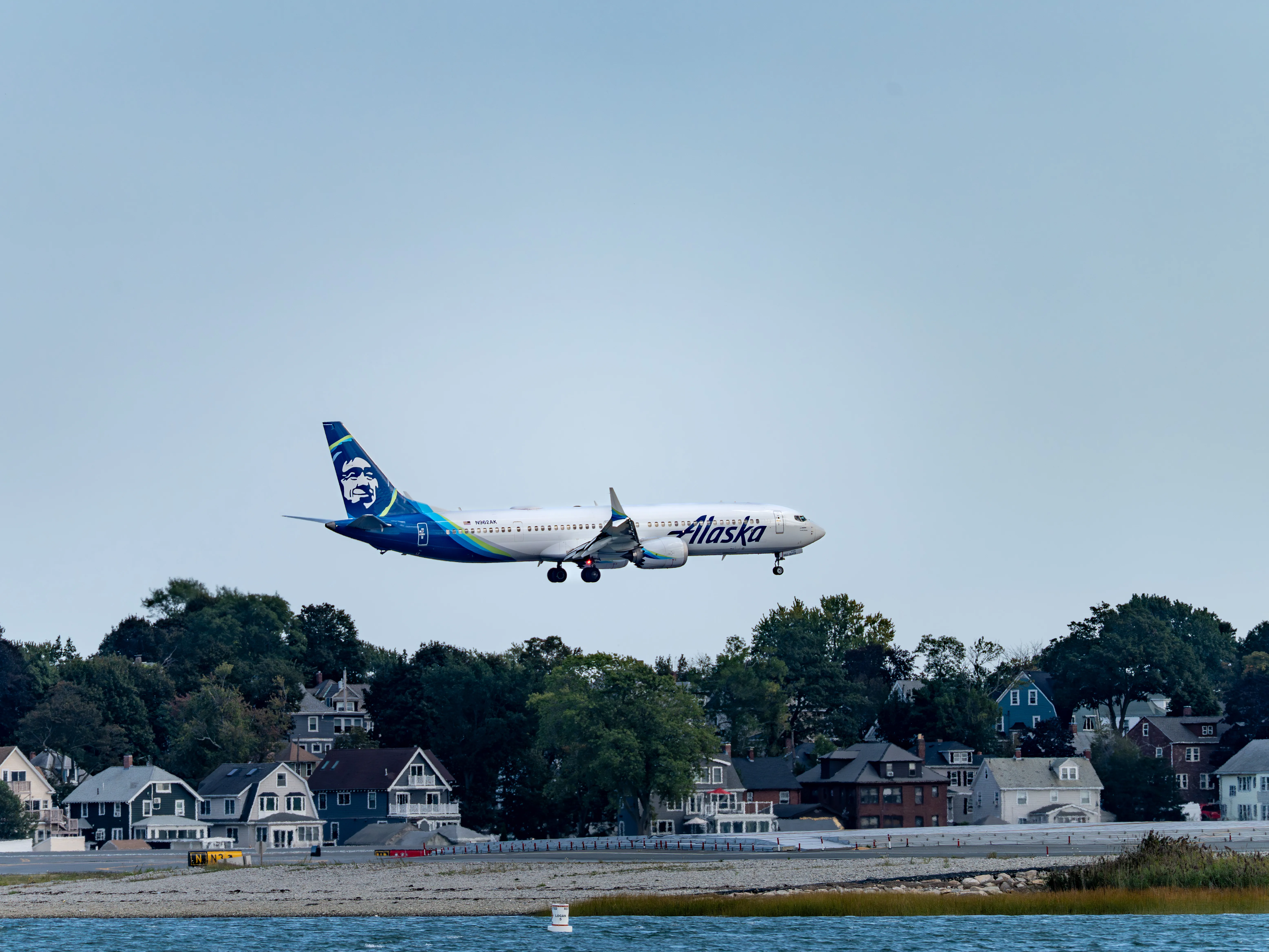 Alaska Airlines Boeing B737 MAX 9 (registration number N962AK) making final approach to the runway 22L